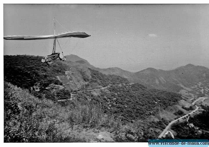 Hang_Gliding_mauaBW.jpg Asa Delta, Parapente ("Hang Gliding") - Visconde de Mauá