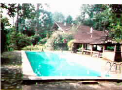 Vista de frente do predio
com a piscina